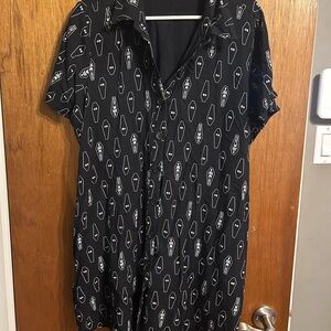 Coffin & Skeleton Print Button-Front
Dress Plus Size